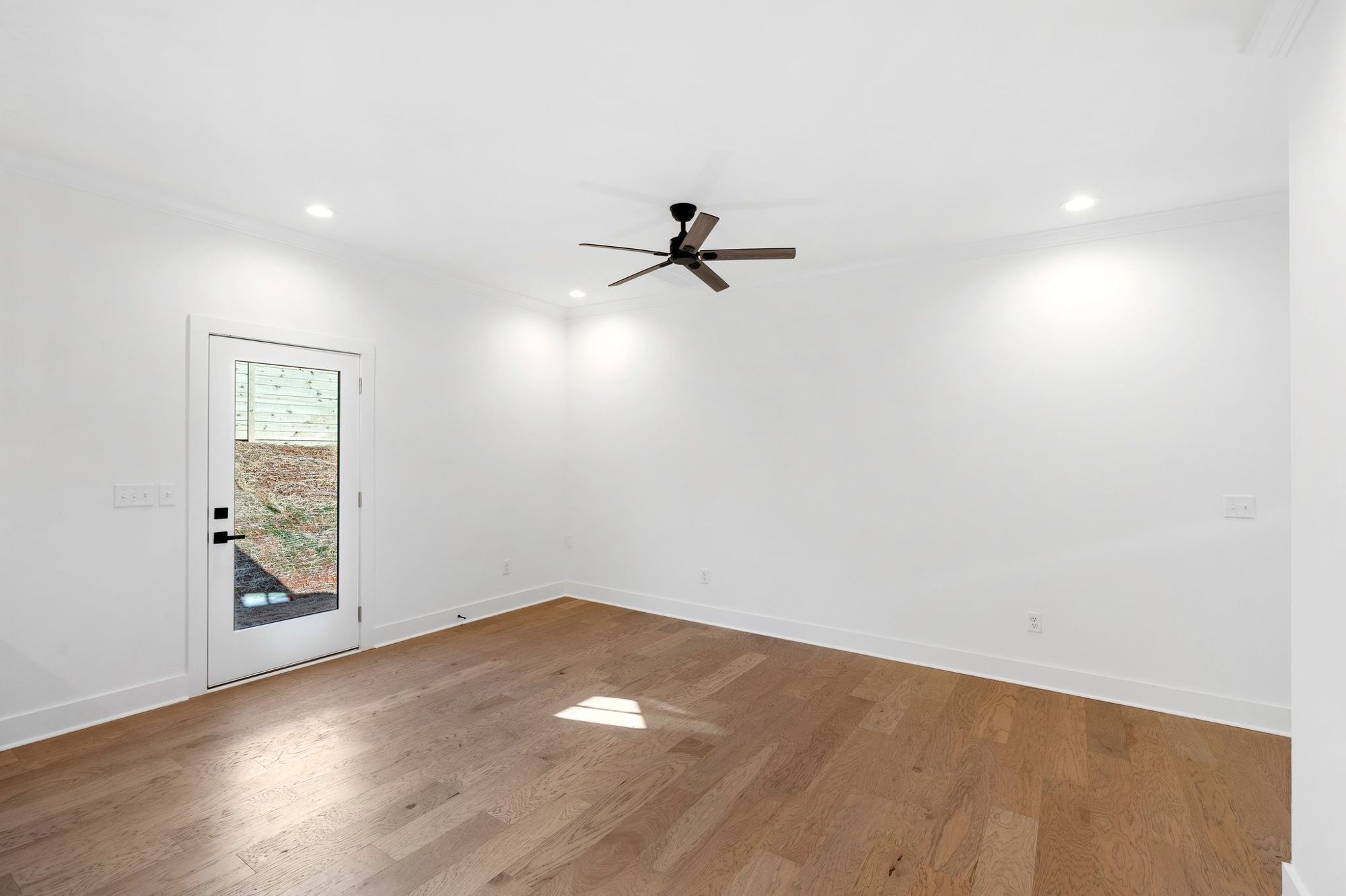 The Lincoln interior and exterior photo 6